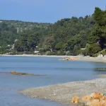 Ξενοδοχείο με διαμερίσματα Leonidas And 3*