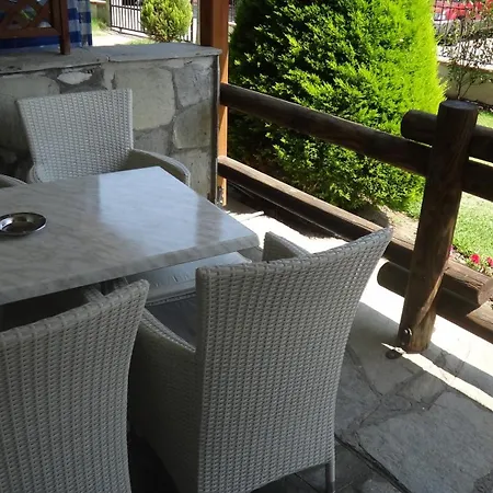 Leonidas And Mola Kalyva