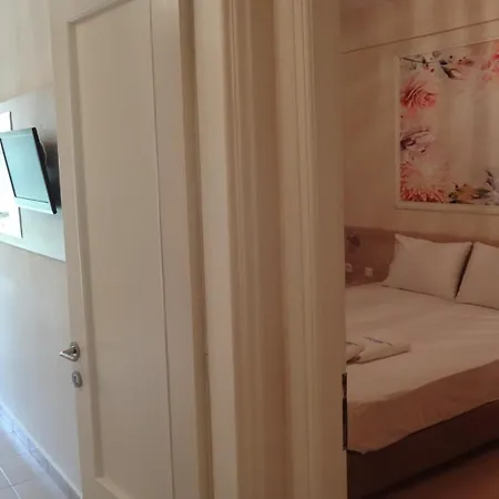 Aparthotel Leonidas And *