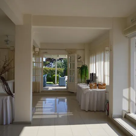 Leonidas And Mola Kalyva