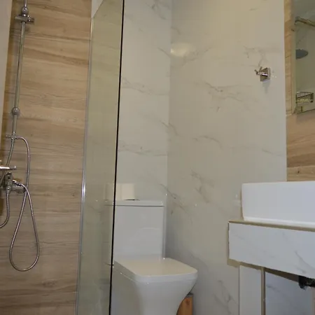 Leonidas And Mola Kalyva