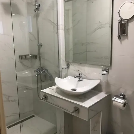 Leonidas And 3* Mola Kalyva