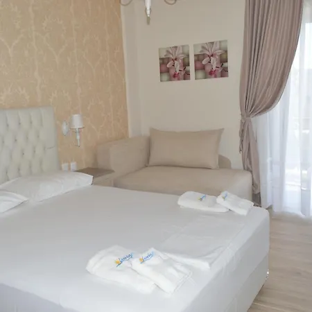 Leonidas And 3* Mola Kalyva