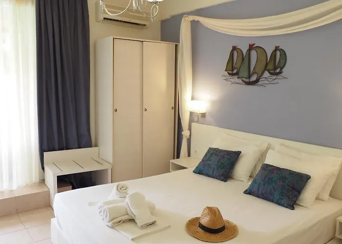 Leonidas And 3* Mola Kalyva