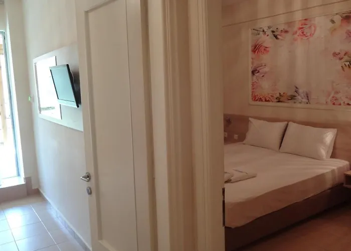 Apartahotel Leonidas And 3*