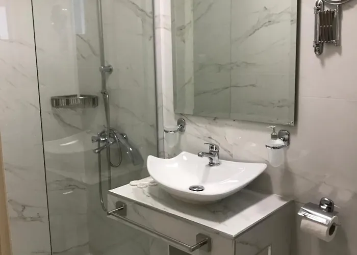 Leonidas And 3* Mola Kalyva