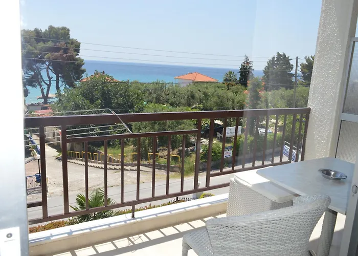 Leonidas And 莫拉卡里瓦