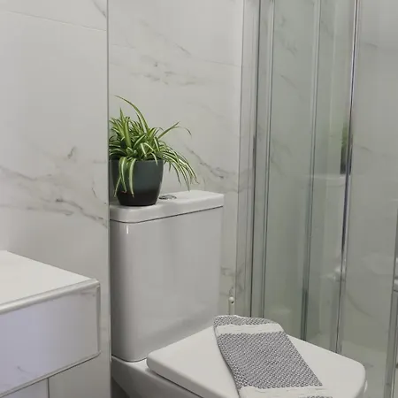 Leonidas And Aparthotel