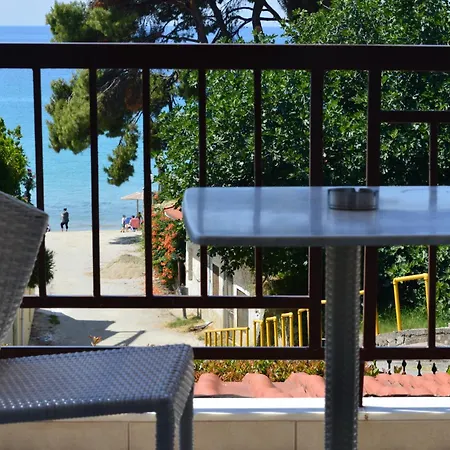 Aparthotel Leonidas And 3*