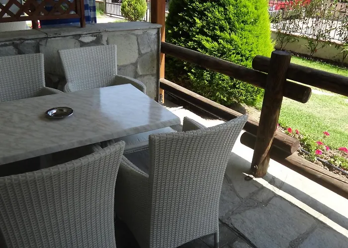 Leonidas And Mola Kalyva