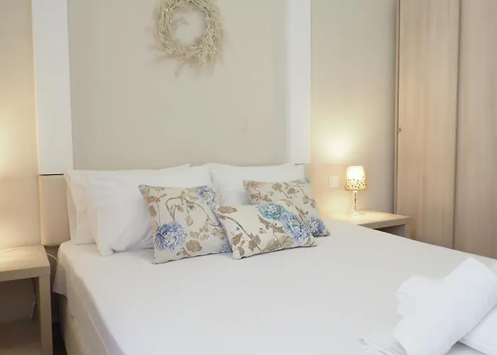 Leonidas And 3* Mola Kalyva