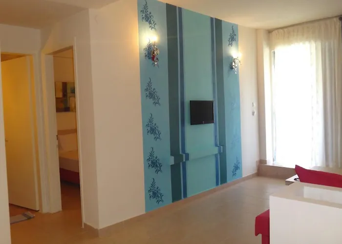 Leonidas And Apartahotel