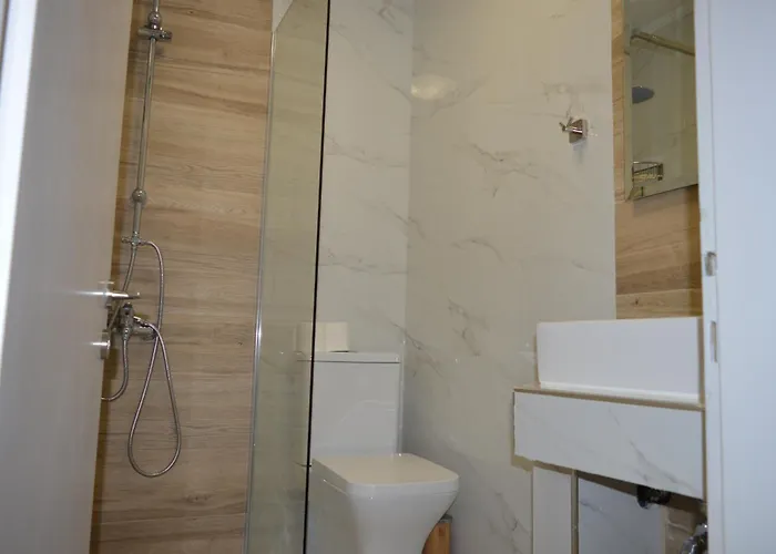 Leonidas And Mola Kalyva