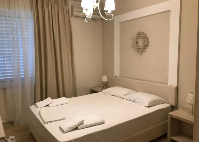 Leonidas And Apartahotel