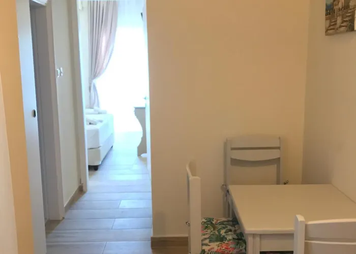 Leonidas And Apartahotel